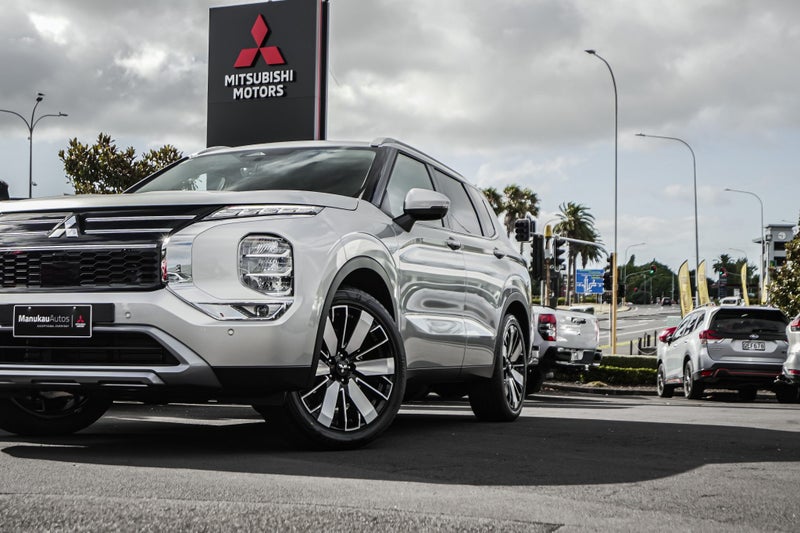 2026 Mitsubishi Outlander XLS 4WD image 2