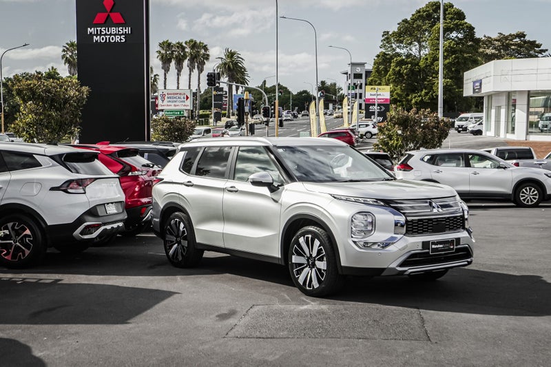 2026 Mitsubishi Outlander XLS 4WD image 4