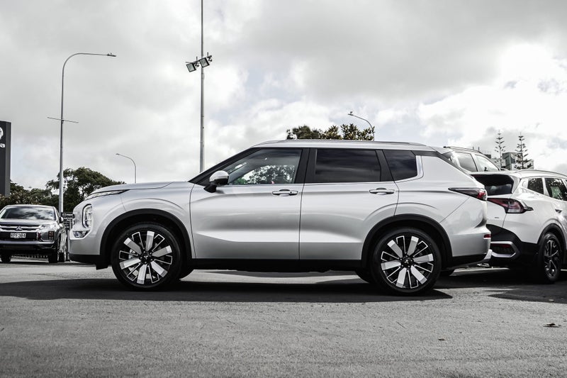 2026 Mitsubishi Outlander XLS 4WD image 5