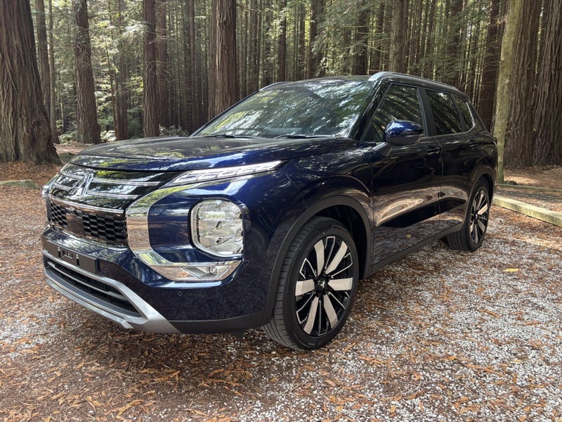 2026 Mitsubishi Outlander XLS 4WD image 3