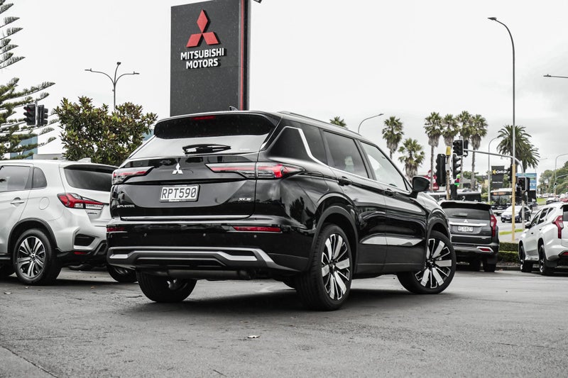 2026 Mitsubishi Outlander XLS 4WD image 2