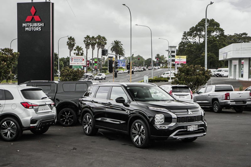 2026 Mitsubishi Outlander XLS 4WD image 4