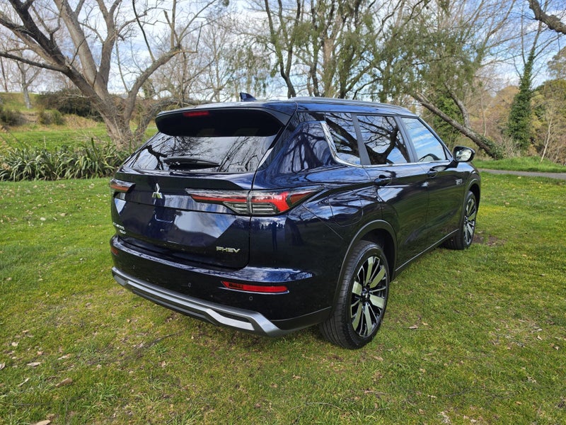 2026 Mitsubishi Outlander XLS PHEV/4WD/AT image 3