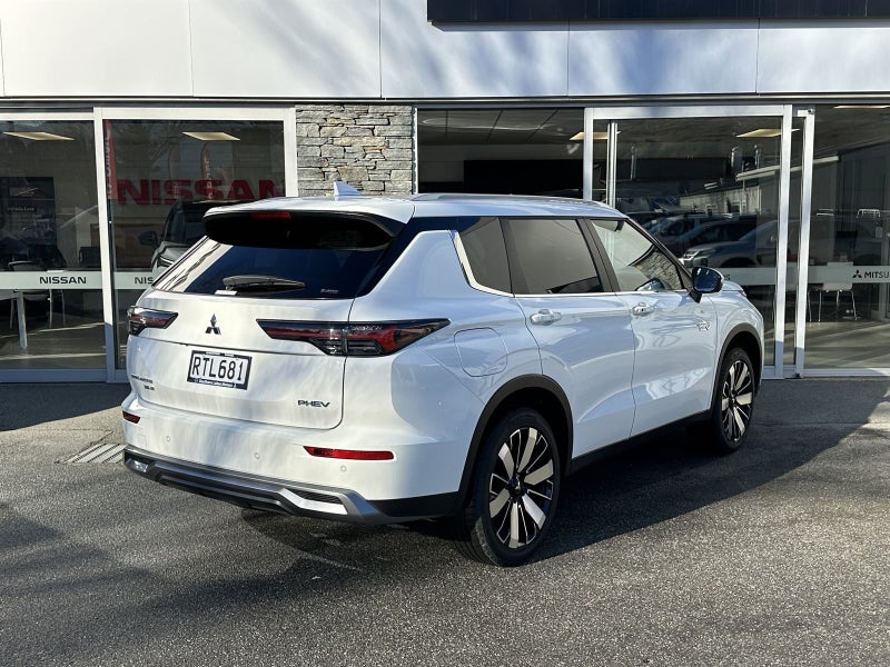 2026 Mitsubishi Outlander XLS PHEV AWD 7 Seater image 2