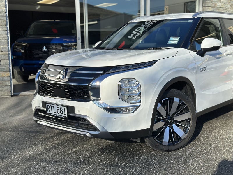 2026 Mitsubishi Outlander XLS PHEV AWD 7 Seater image 3