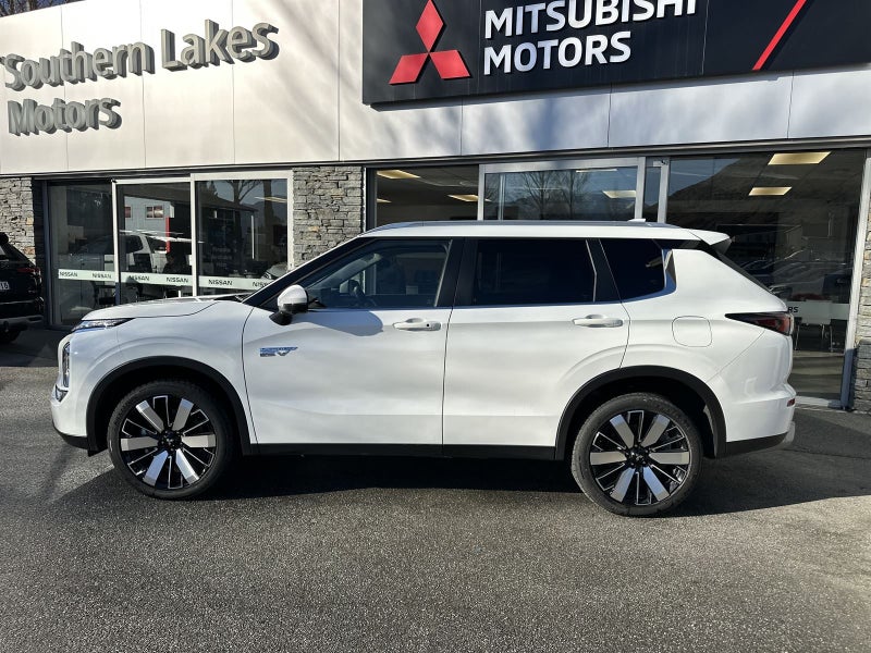 2026 Mitsubishi Outlander XLS PHEV AWD 7 Seater image 5