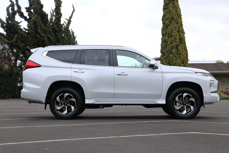 2026 Mitsubishi Pajero Sport VRX 4WD image 3