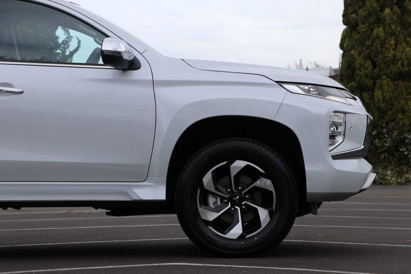 2026 Mitsubishi Pajero Sport VRX 4WD image 4