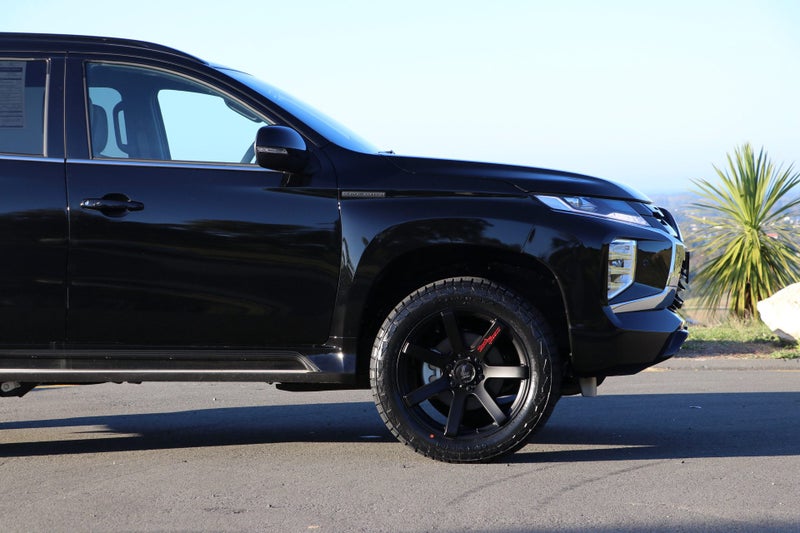 2026 Mitsubishi Pajero Sport VRX Black Edition 4WD image 4