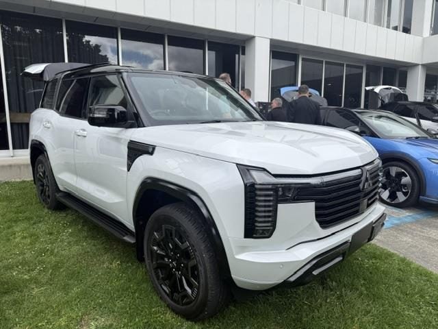 2026 Mitsubishi Pajero VRX image 3