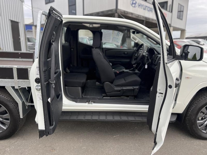 2026 Mitsubishi Triton CC CH 2.4D GLX 4WD 6AT image 5