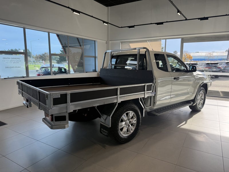 2026 Mitsubishi Triton CC CH 2.4D GLX 4WD 6AT image 3