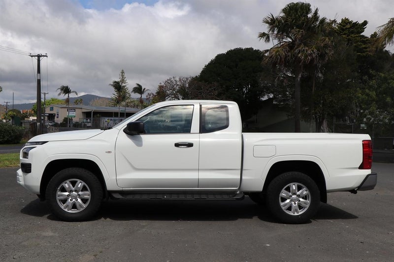 2026 Mitsubishi Triton CC GLX 4WD 6AT 2.4DT image 3