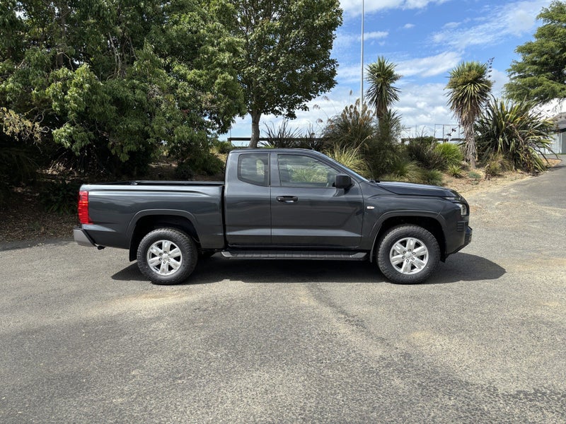 2026 Mitsubishi Triton CC GLX 4WD 6AT 2.4DT AUT... image 3