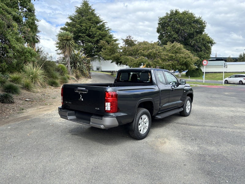 2026 Mitsubishi Triton CC GLX 4WD 6AT 2.4DT AUT... image 5