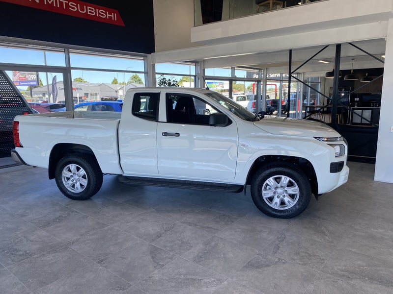2026 Mitsubishi Triton CC WS 2.4D GLX 4WD 6AT image 2