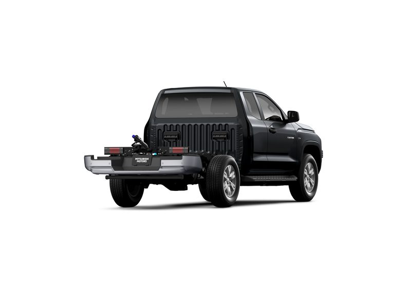 2026 Mitsubishi Triton Club Cab Chassis GLX 4Wd... image 3