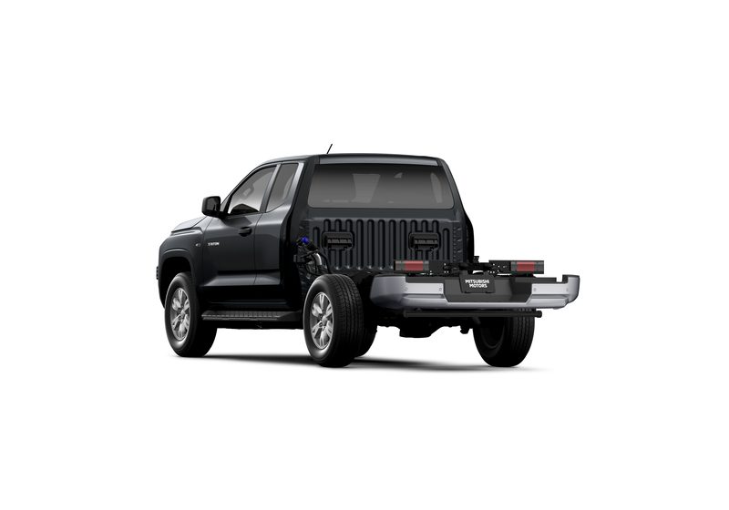 2026 Mitsubishi Triton Club Cab Chassis GLX 4Wd... image 4