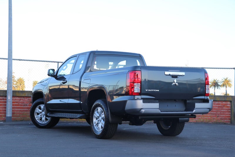 2026 Mitsubishi Triton Club Cab GLX 4WD 6AT image 2