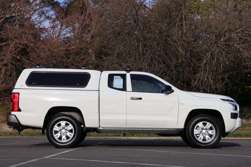 2026 Mitsubishi Triton Club Cab GLX 4WD 6AT 2.4DT image 3