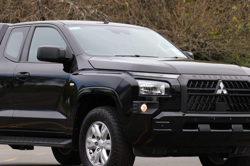 2026 Mitsubishi Triton Club Cab GLX 4WD 6AT 2.4DT image 4