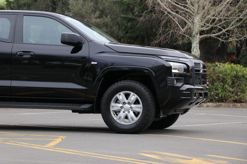 2026 Mitsubishi Triton Club Cab GLX 4WD 6AT 2.4DT image 5