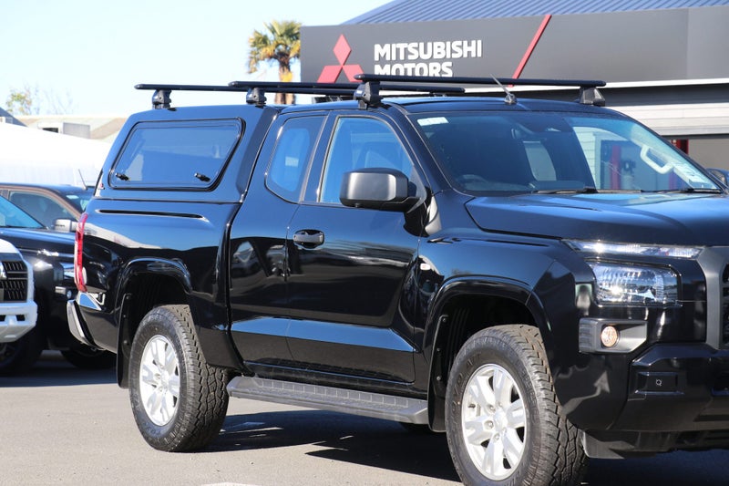 2026 Mitsubishi Triton Club Cab GLX 4WD 6AT 2.4DT image 3