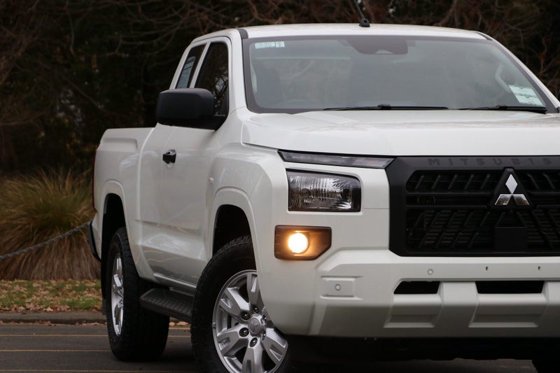 2026 Mitsubishi Triton Club Cab GLX 4WD 6AT 2.4DT image 5