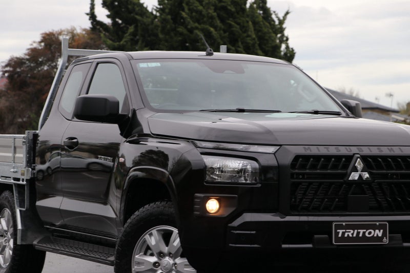 2026 Mitsubishi Triton Club Cab GLX 4WD 6AT 2.4DT image 4