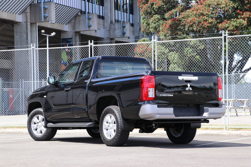 2026 Mitsubishi Triton Club Cab GLX 4WD 6AT image 2