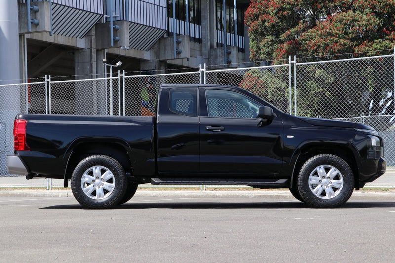 2026 Mitsubishi Triton Club Cab GLX 4WD 6AT image 3