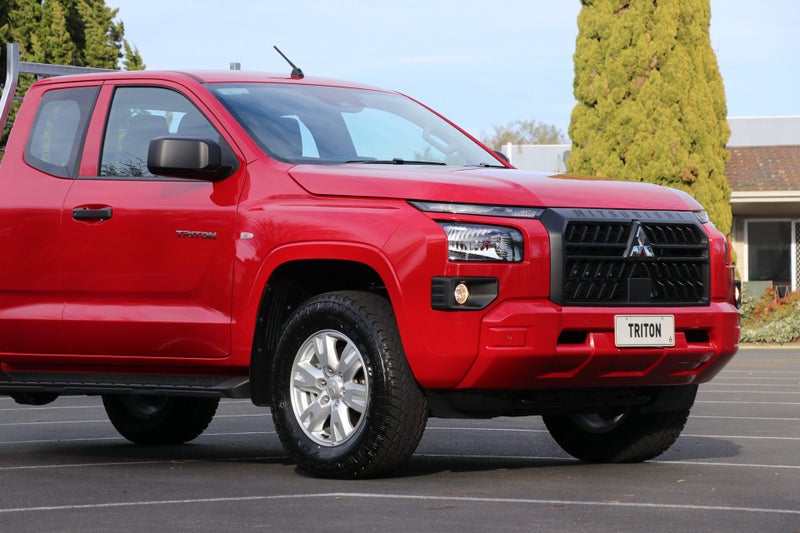 2026 Mitsubishi Triton Club Cab GLX Flat Deck 4WD image 5