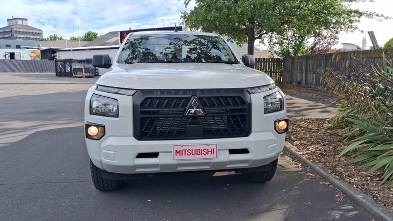2026 Mitsubishi Triton DC CH 2.4D GLX 4WD 6AT image 3
