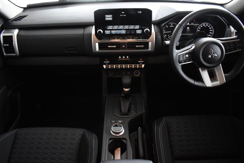 2026 Mitsubishi Triton Dc GlX-R 4WD 6At image 3