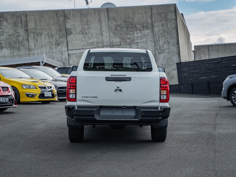 2026 Mitsubishi Triton Dc Glxr 4Wd 6At 2.4D image 4