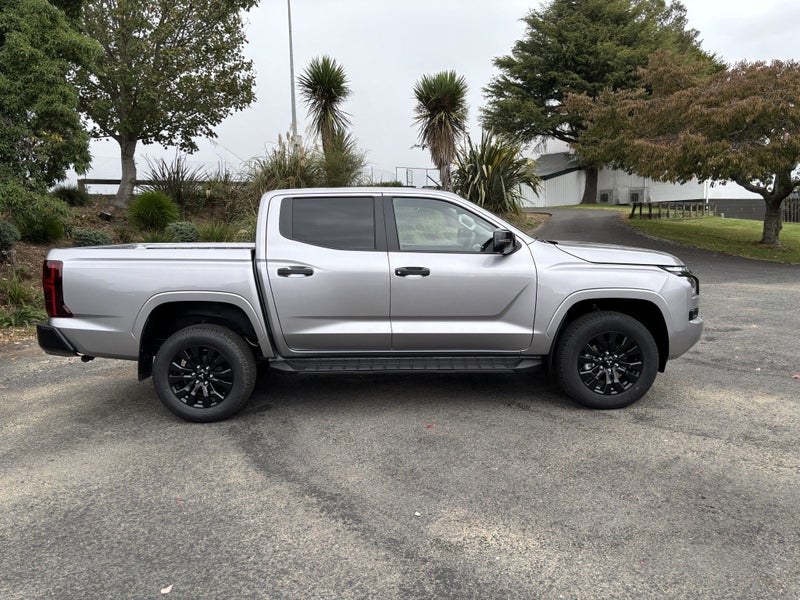 2026 Mitsubishi Triton DC GLXR 4WD 6AT 2.4D 4X4... image 3