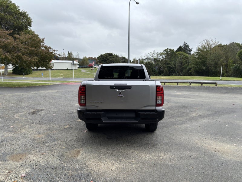 2026 Mitsubishi Triton DC GLXR 4WD 6AT 2.4D 4X4... image 5