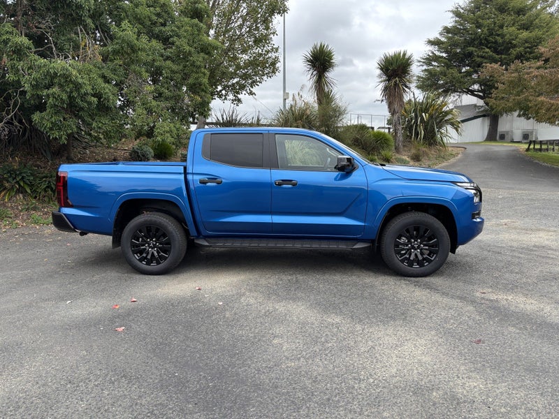 2026 Mitsubishi Triton DC GLXR 4WD 6AT 2.4D AUT... image 3