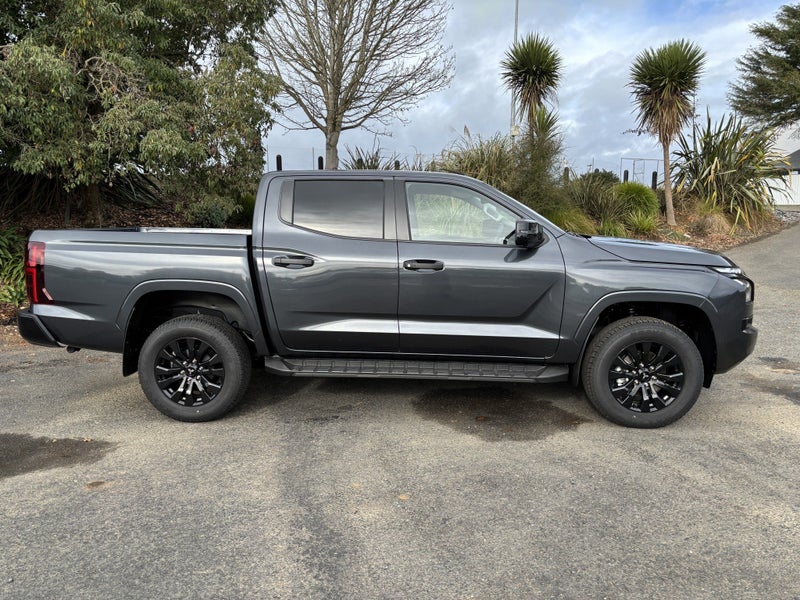 2026 Mitsubishi Triton DC GLXR 4WD 6AT 2.4D AUT... image 3