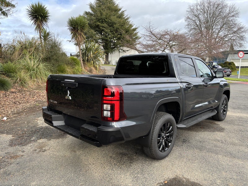 2026 Mitsubishi Triton DC GLXR 4WD 6AT 2.4D AUT... image 4