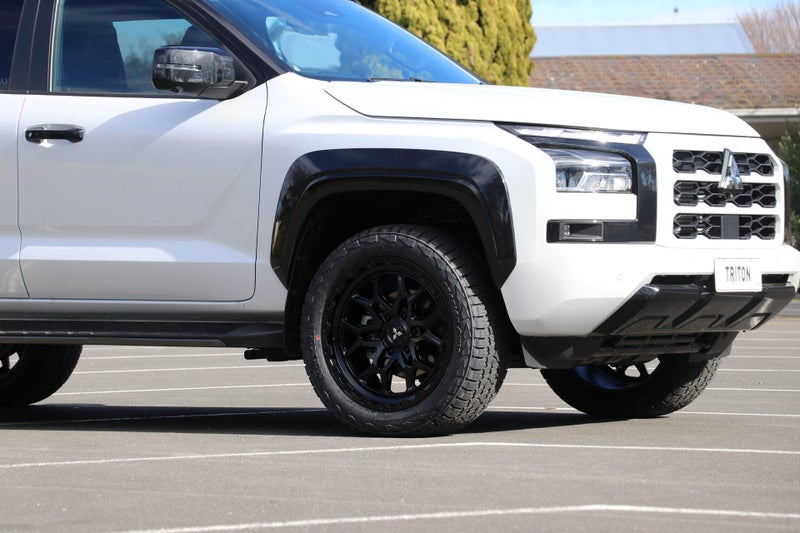 2026 Mitsubishi Triton DC VRX 4WD 6AT (BLACK OUT) image 4