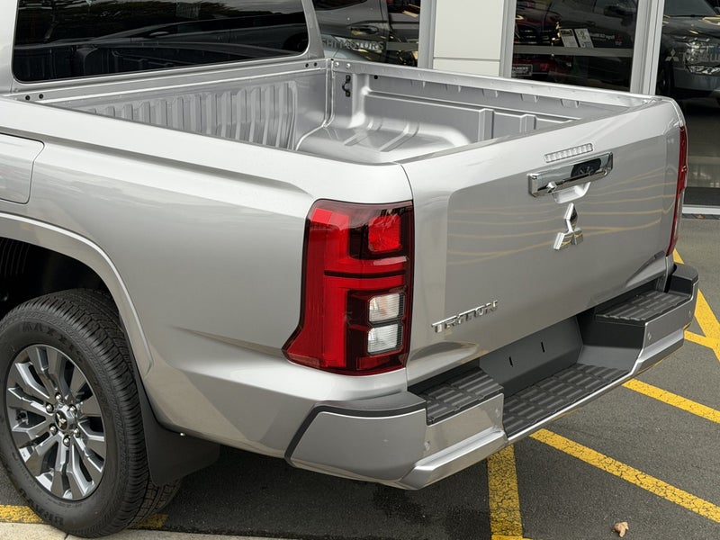 2026 Mitsubishi Triton DC WS 2.4D GLXR 4WD 6AT... image 4