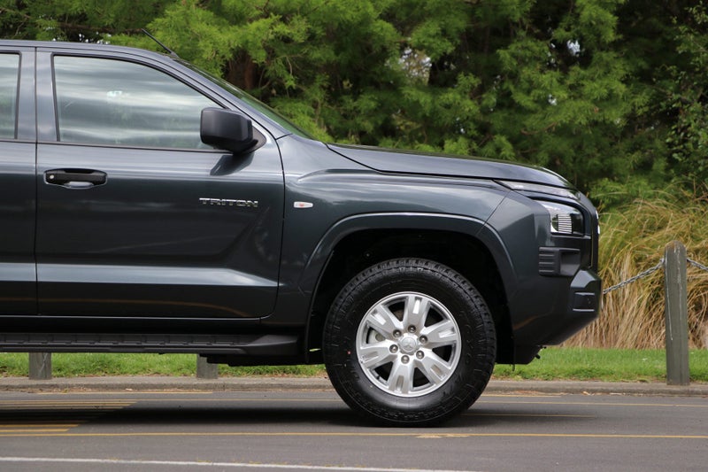 2026 Mitsubishi Triton GLX 4WD AUTO FLAT DECK image 5