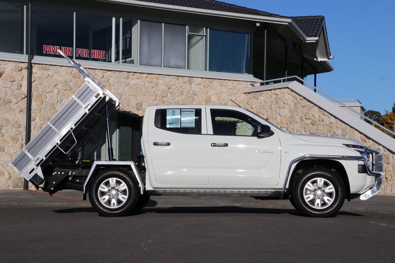 2026 Mitsubishi Triton GLX 4WD FLAT DECK TIPPER image 3