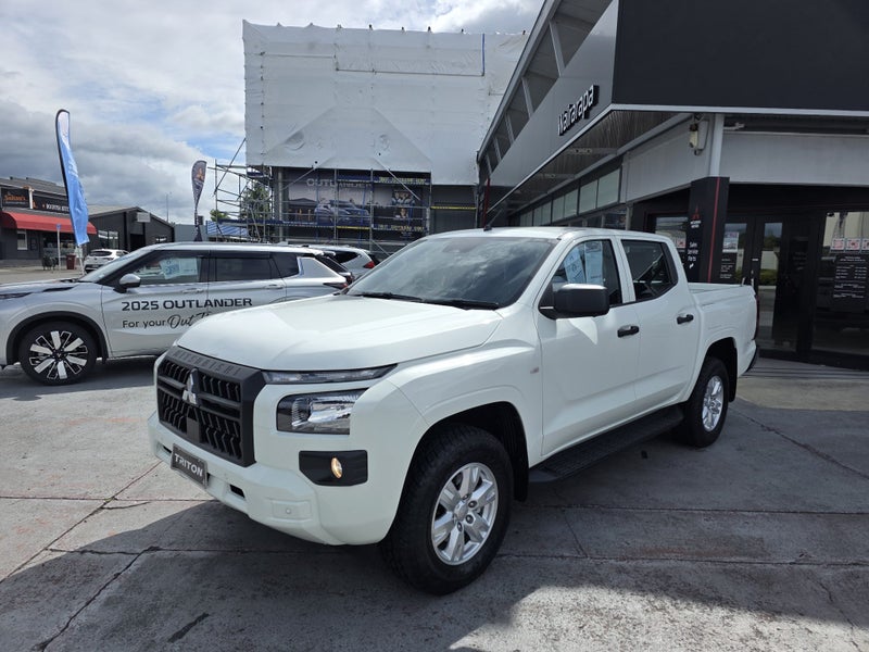 2026 Mitsubishi Triton GLX D/Cab 4x4 image 4