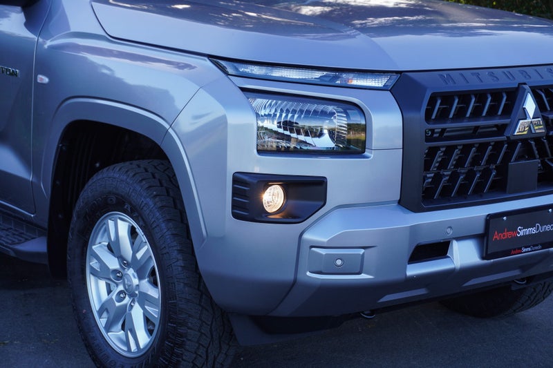 2026 Mitsubishi Triton GLX Flat deck 4x4 auto image 4