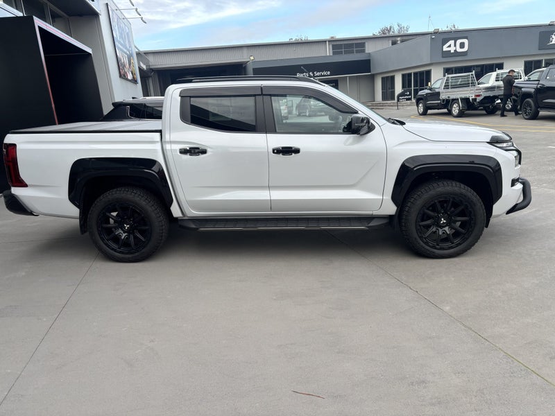 2026 Mitsubishi Triton VRX 4WD image 2