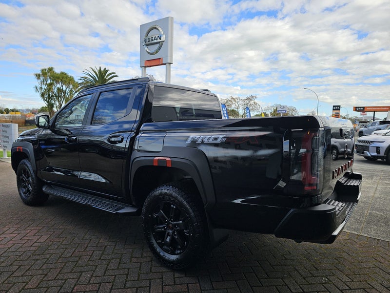 2026 Nissan Navara P4x image 5