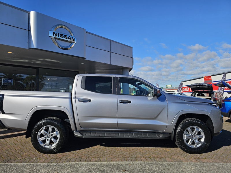 2026 Nissan Navara ST 4WD image 2