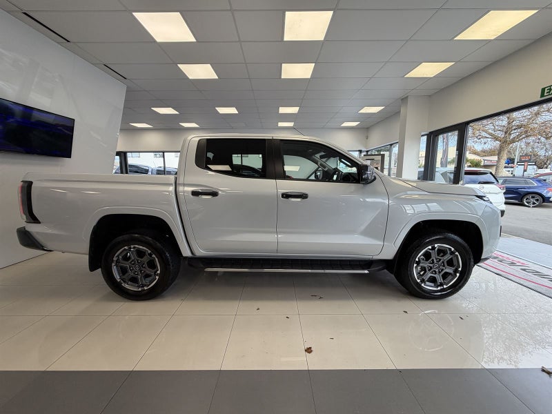 2026 Nissan Navara ST-X image 2